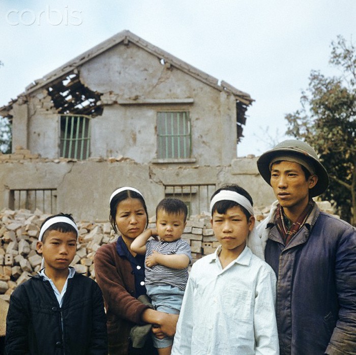 Một gia đình tại phố Khâm Thiên Hà Nội chịu tang tóc và mất nhà cửa sau trận bom của quân Mỹ tháng 12/1973. Ảnh. © Werner Schulze-dpa-Corbis.